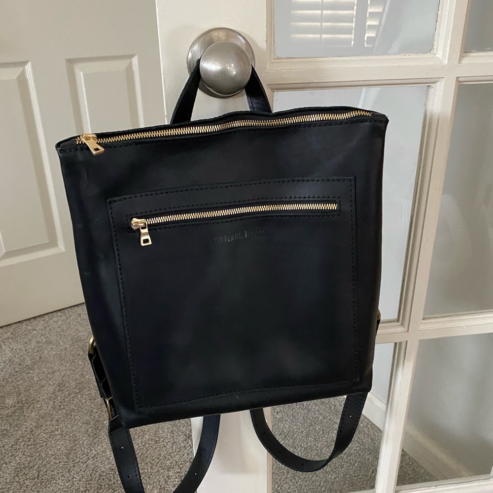 Portland Leather Good Tote Backpack in Black leather